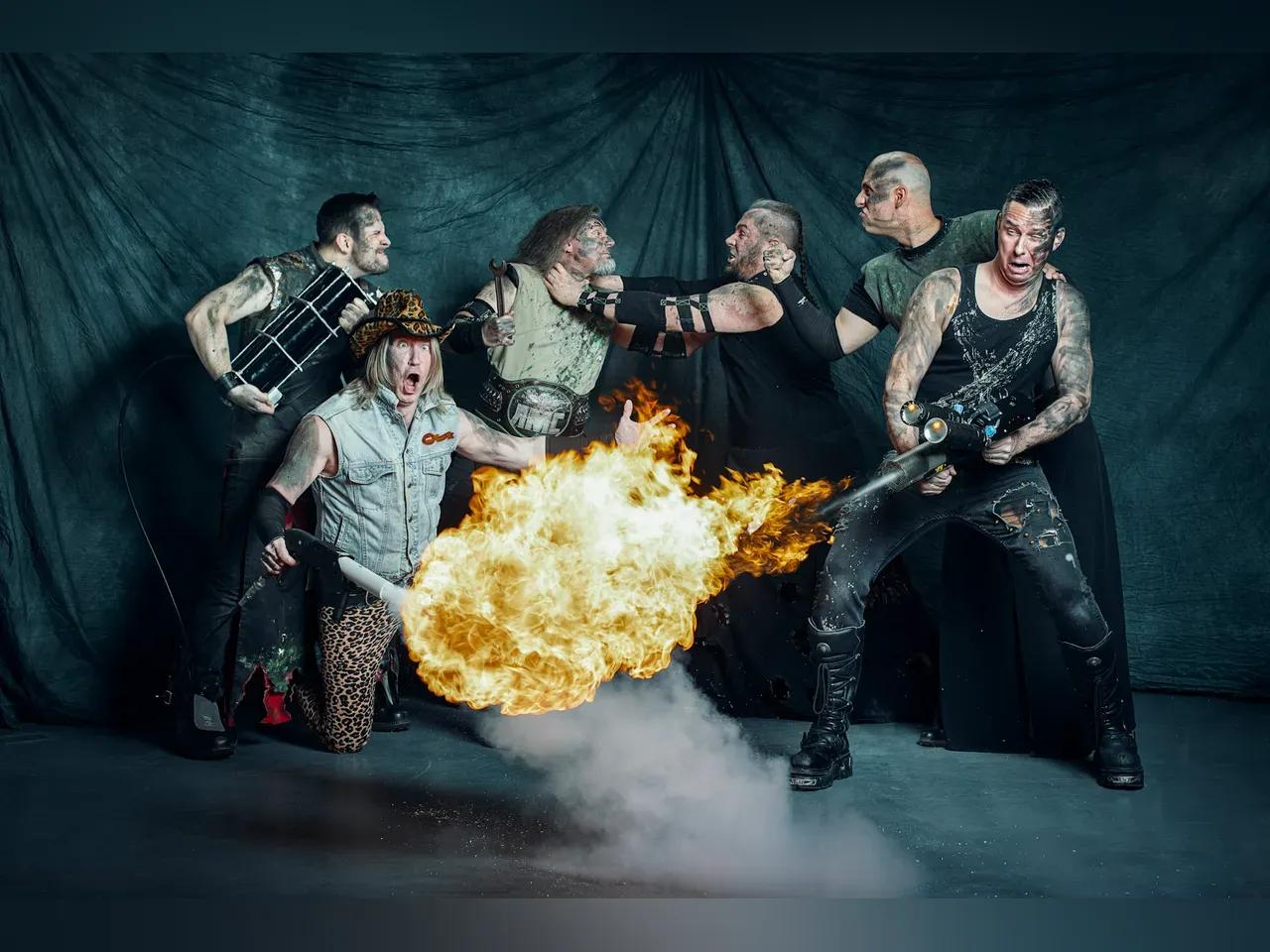 Die 6 Musiker mit einem Flammenwerfer