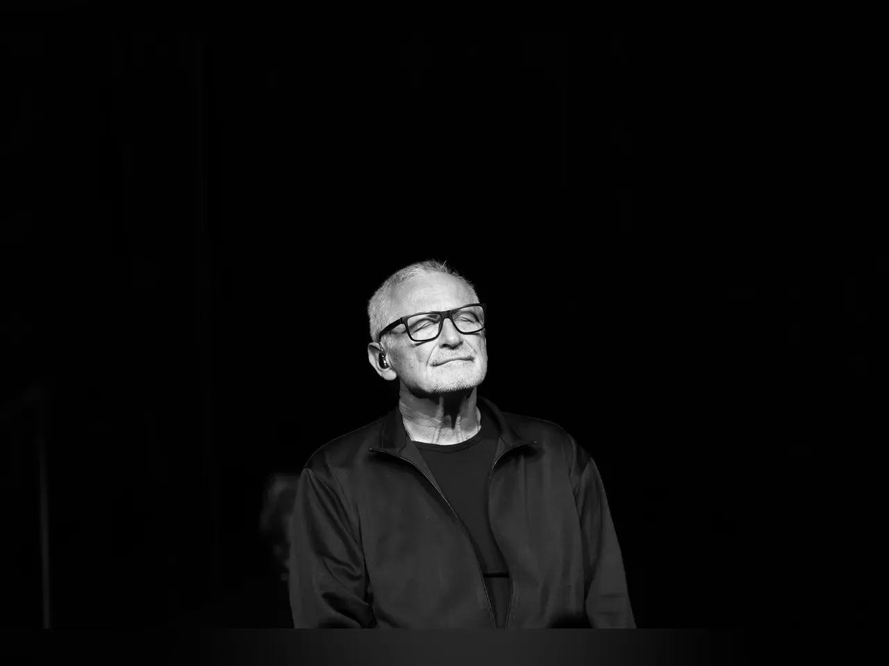 Konstantin Wecker vor schwarzem Hintergrund