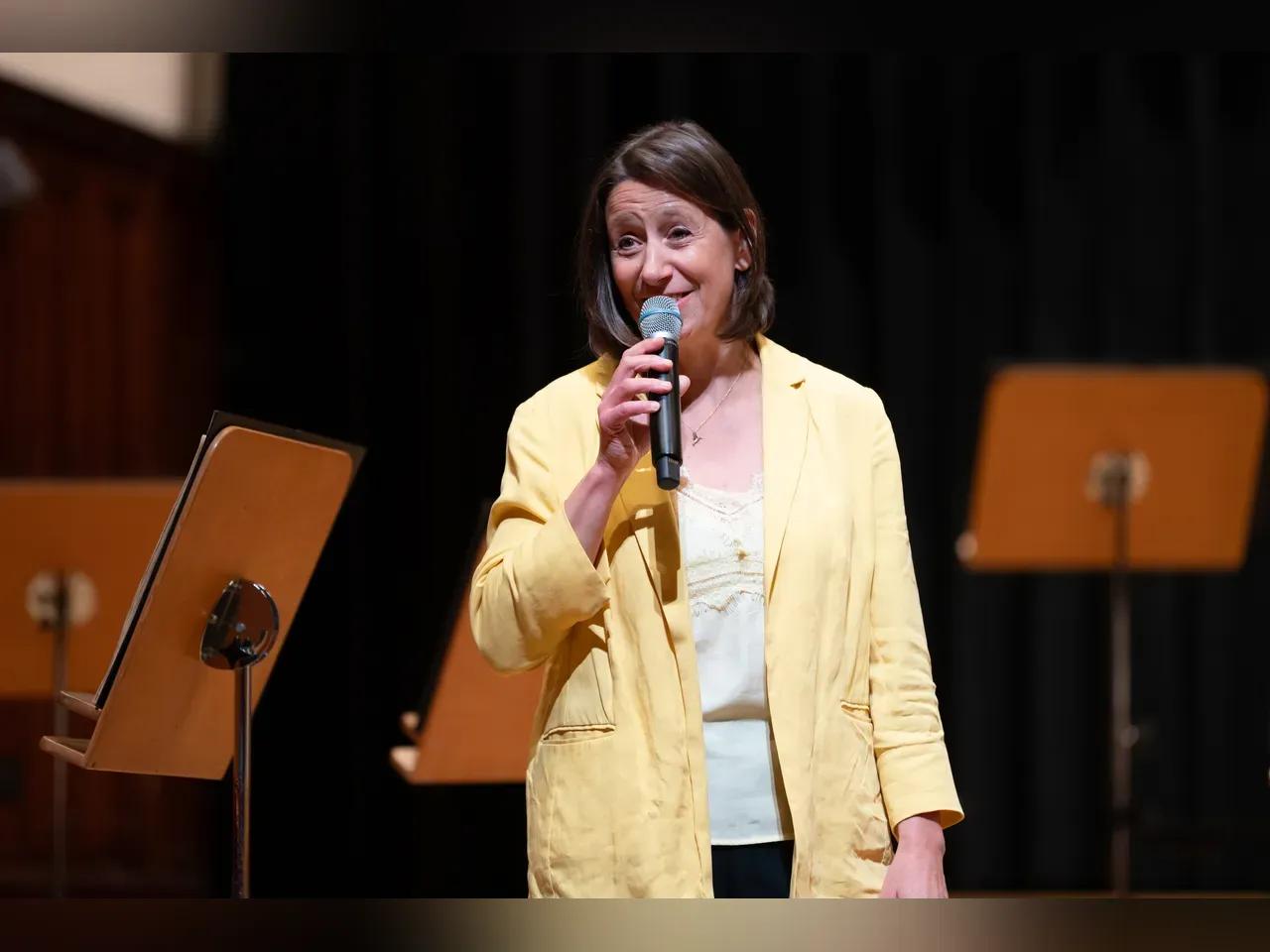 Friedrun Vollmer, Werkleiterin JenaKultur, auf der Bühne vom Volkshaus mit einem Mikro in der Hand