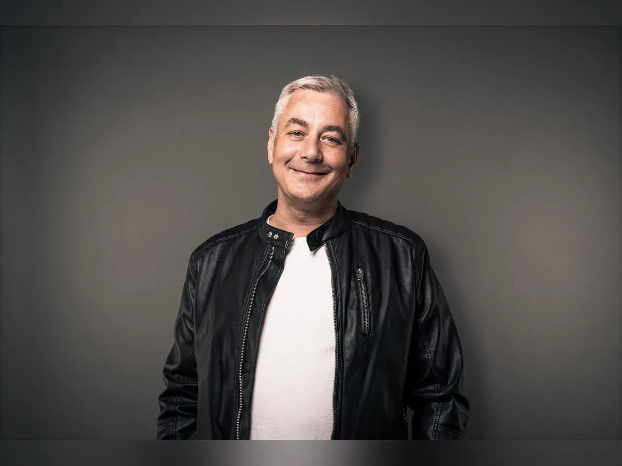 Ingo Oschmann vor grauem Hintergrund