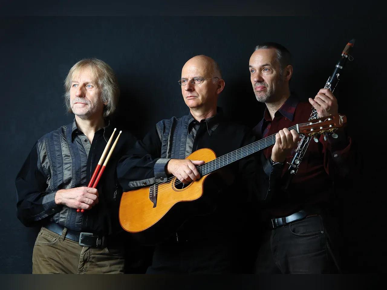 Musiker von Jezmer mit ihren Instrumenten