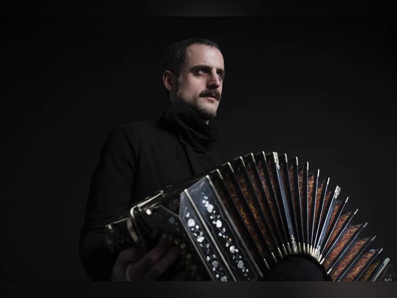 Solist Omar Massa mit Bandoneon