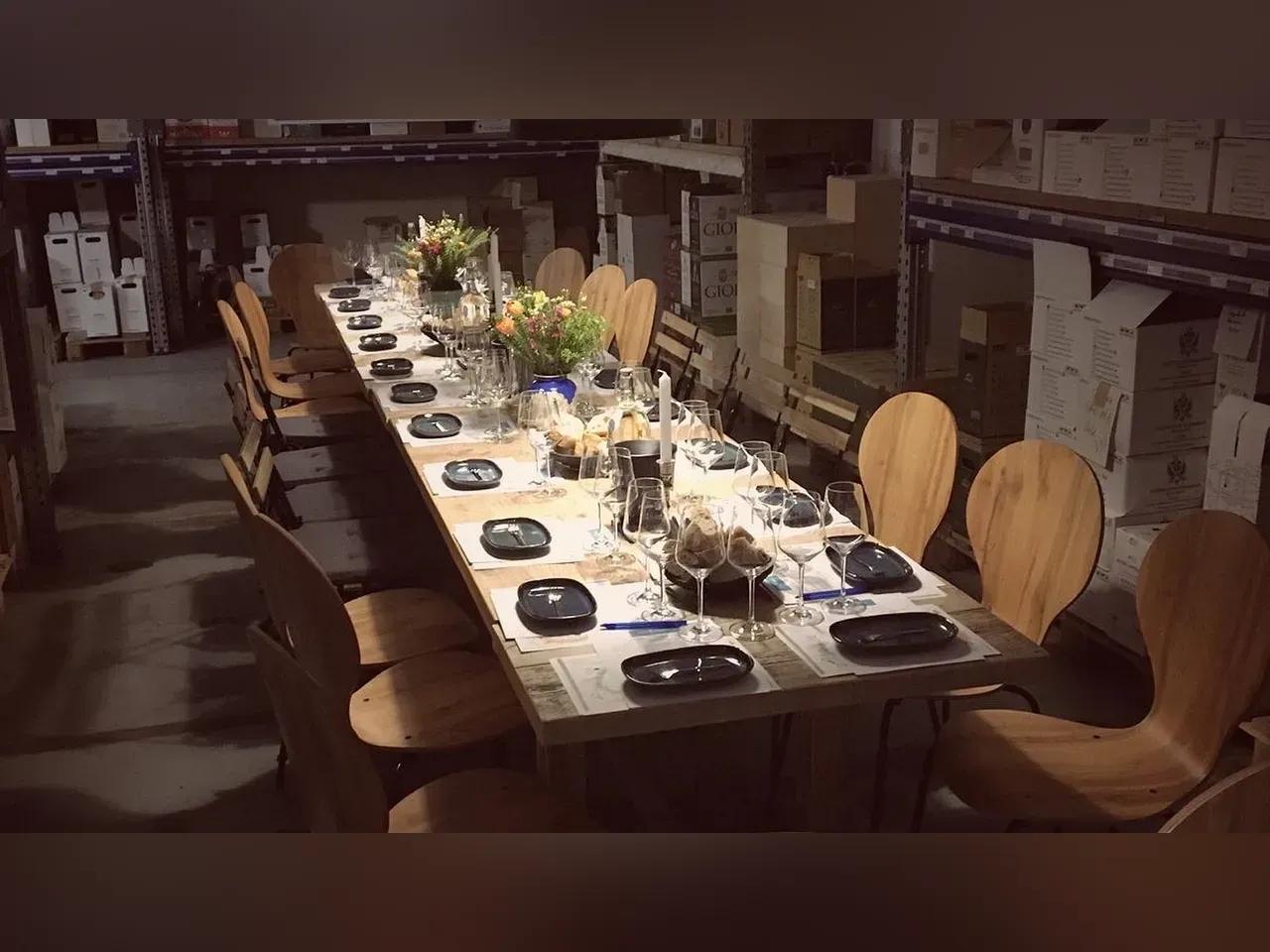 Festlich gedeckte Tafel im Weinlager von Wein-erlesen