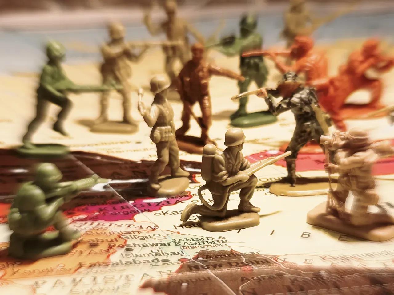 Spielzeugsoldaten auf einer Landkarte