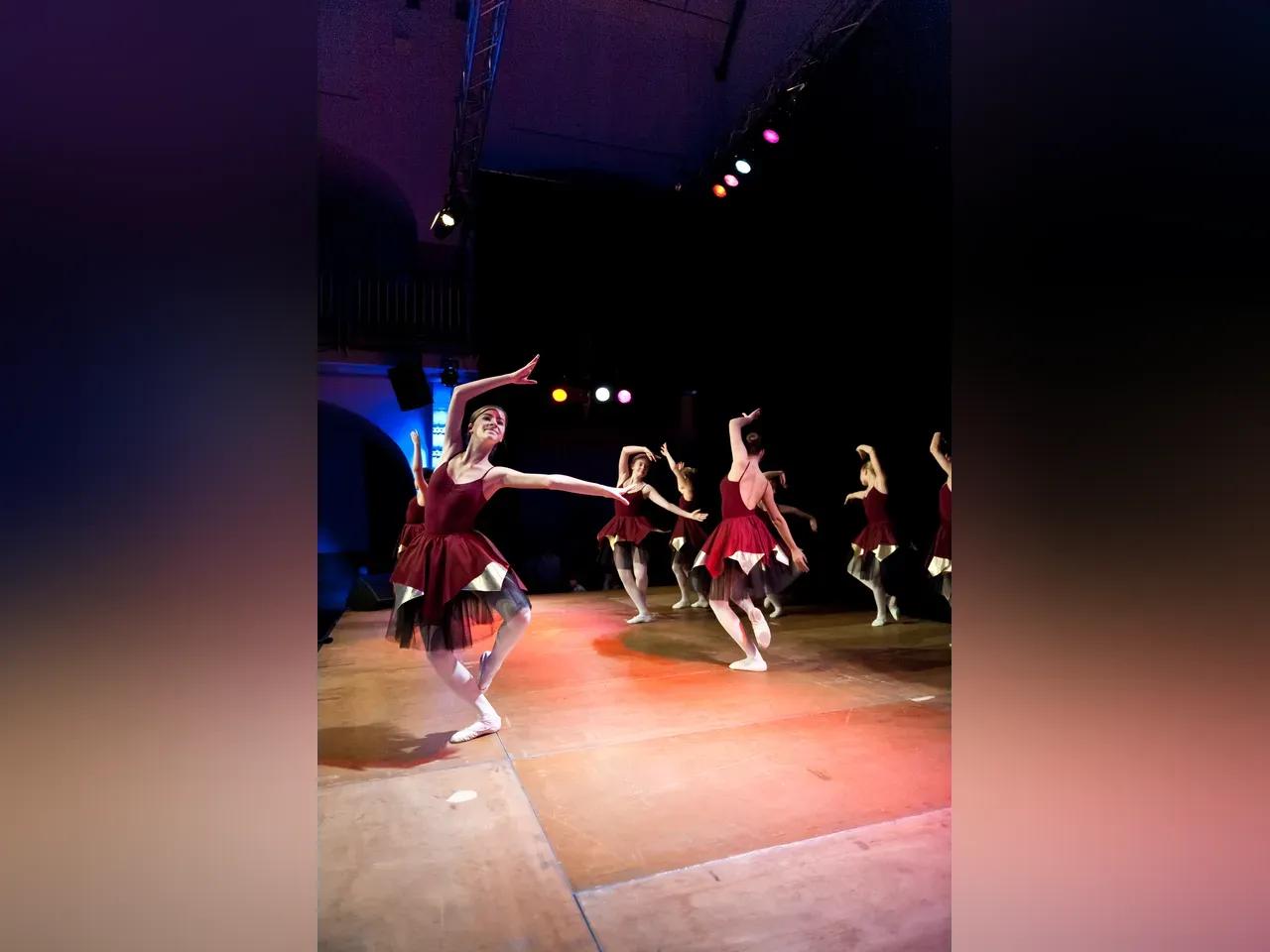 2009-foto-andreas-hub_ballettgruppe-im-volksbad-jpg