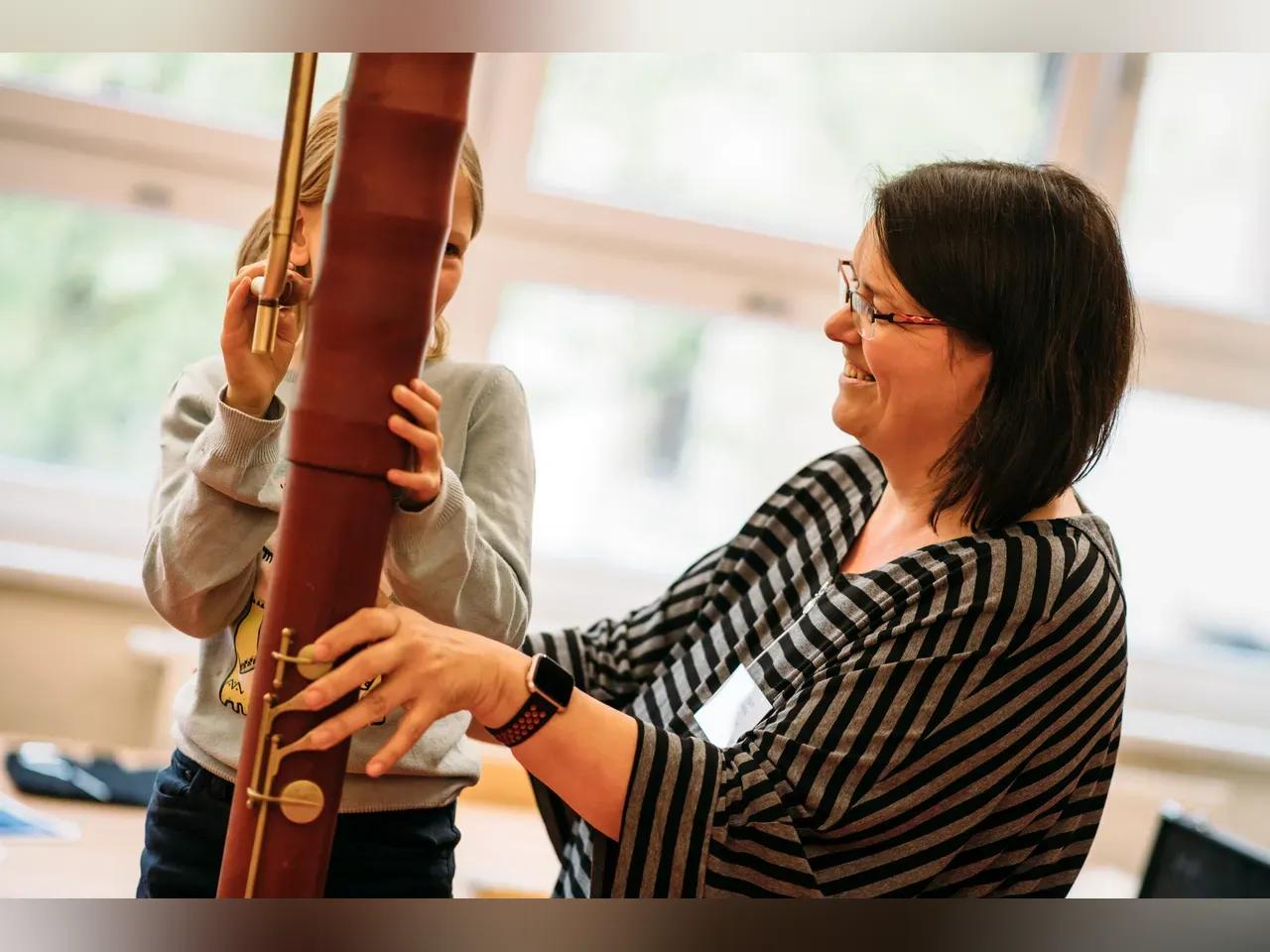 Kind probiert Blockflöte aus beim Tag der offenen Tür. 