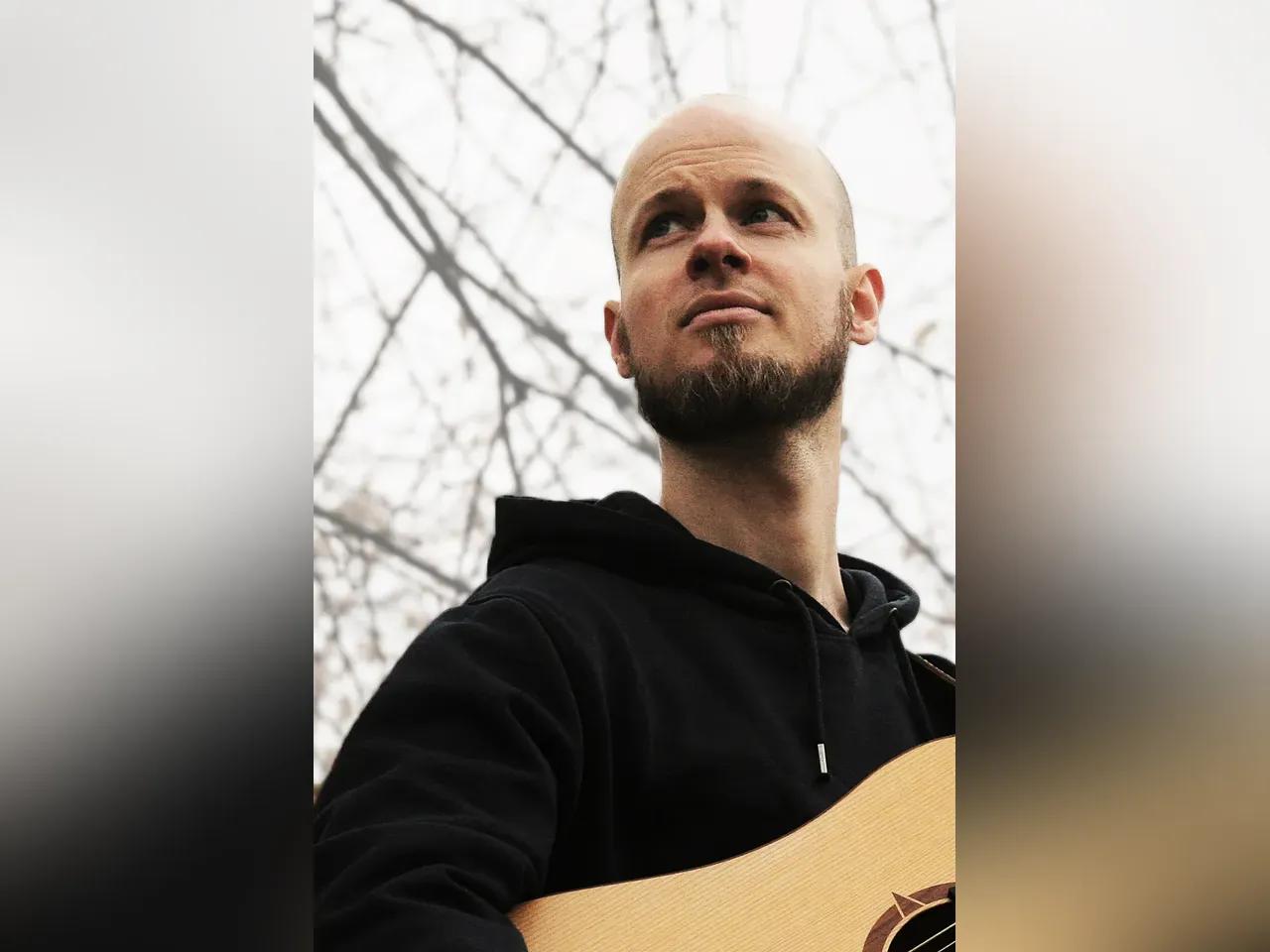 Robert Graefe mit Gitarre