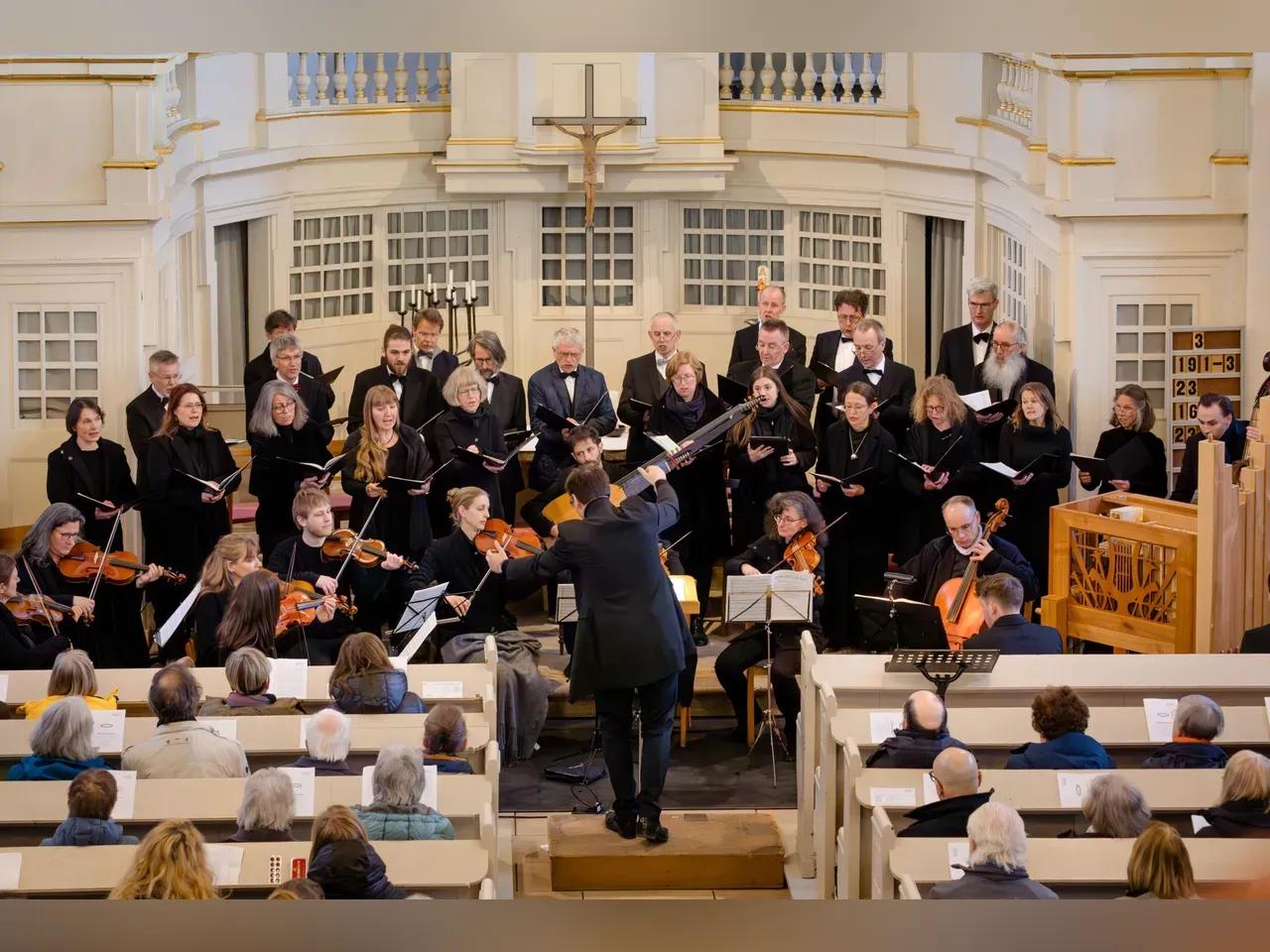 Kleines Orchester und Chor bei einem Auftritt in einer Kirche
