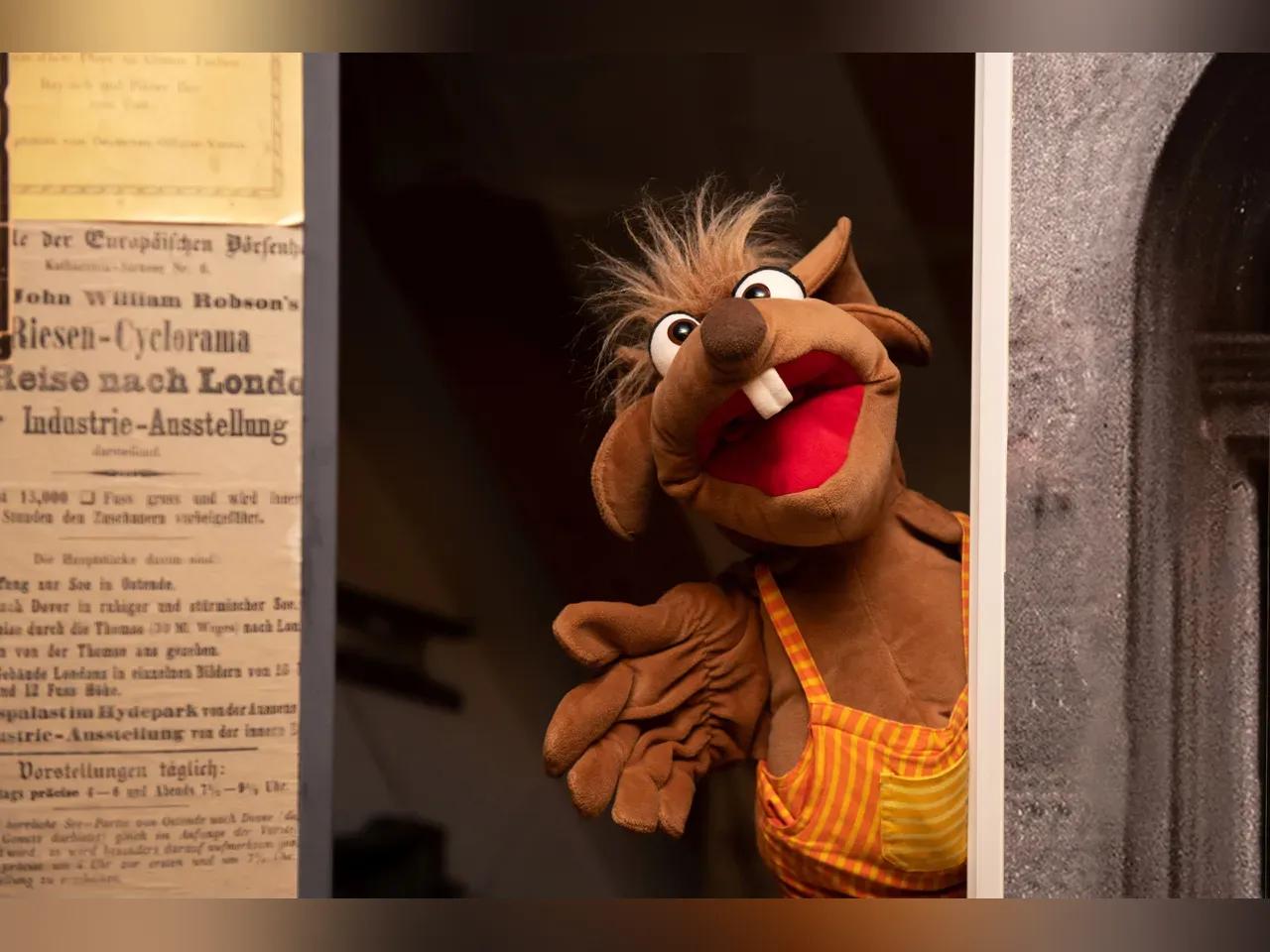 Plüschmaus, die aus einer Türöffnung schaut