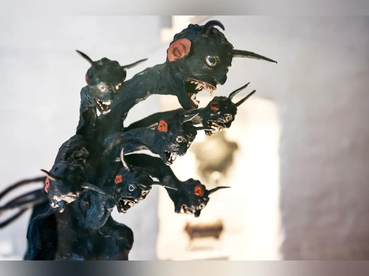 Figur eines schwarzen siebenköpfigen Drachen in der Ausstellung "Die Sieben Wunder Jenas" im Stadtmuseum Jena. Bild: JenaKultur, Stadtmuseum Jena, C. Worsch.