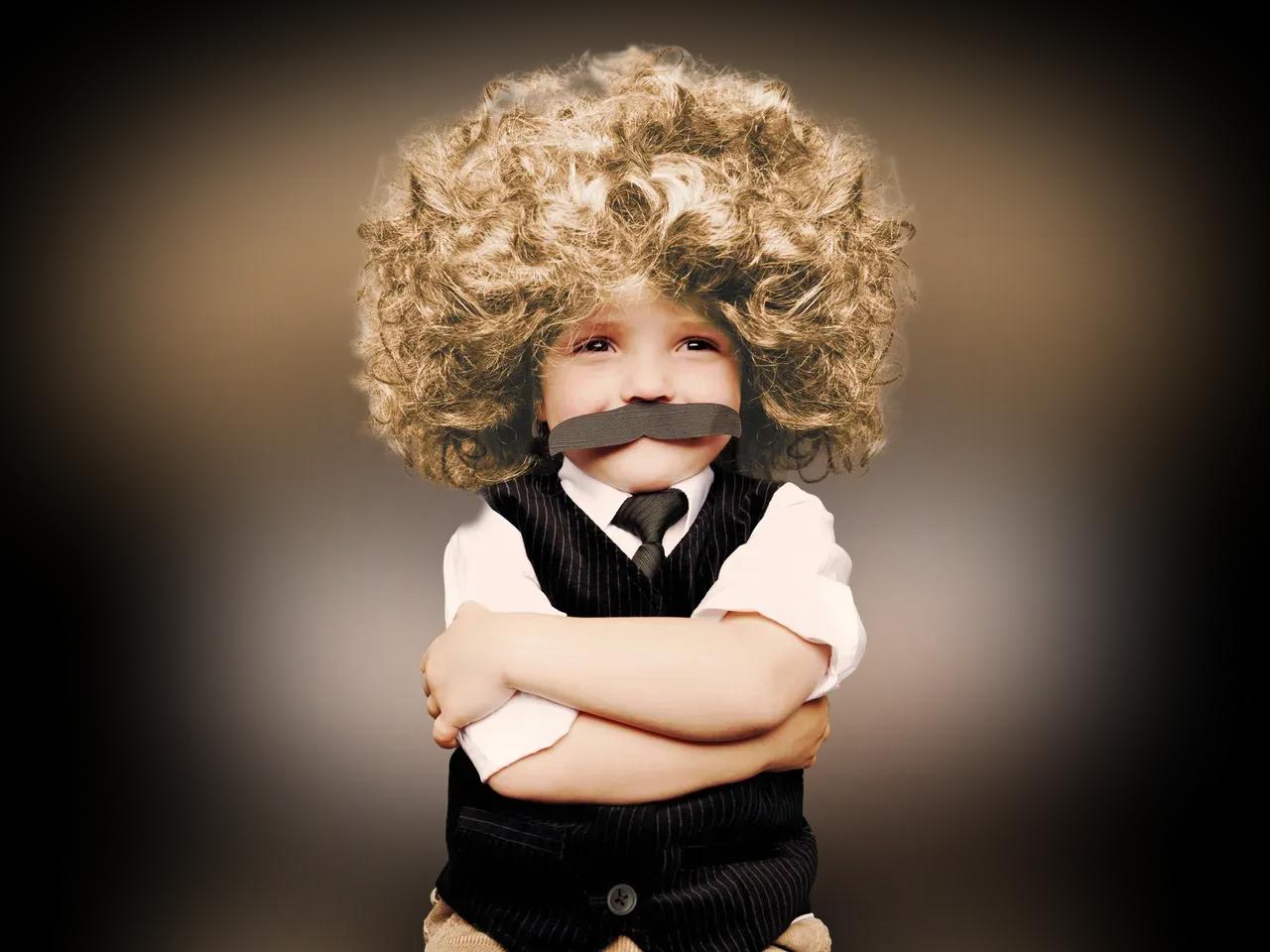 ein kleines Kind trägt ein Kostüm von Albert Einstein