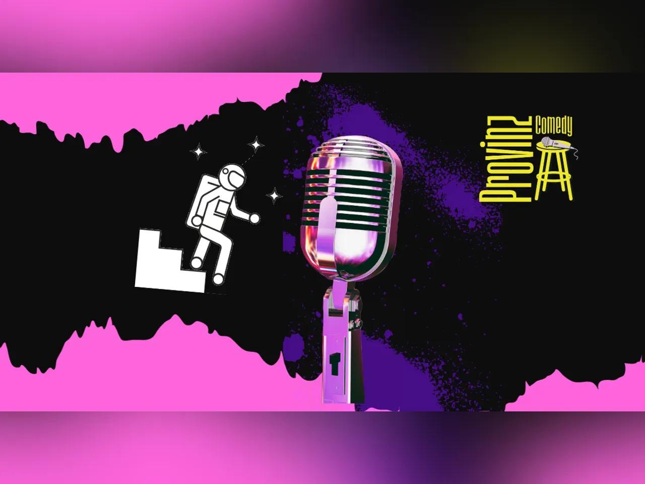 Ein Mikrofon auf dunkel-lila Hintergrund. Von links nähert sich ein gezeichneter Astronaut, der Treppen hinabsteigt.