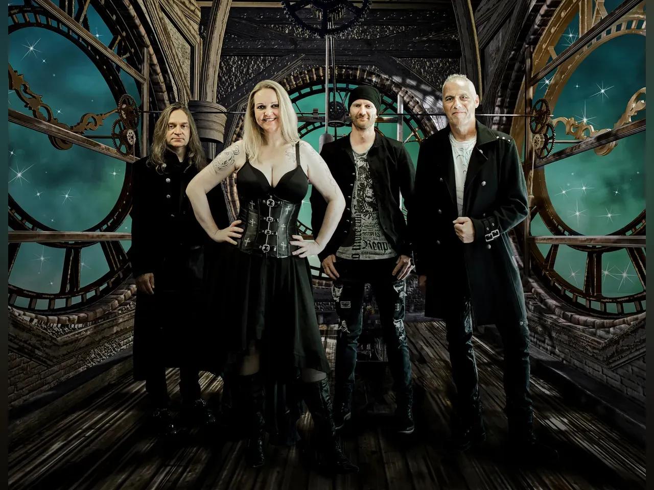 Bandmitglieder von Sleeping Sun in einem fantastischen Glockenturm