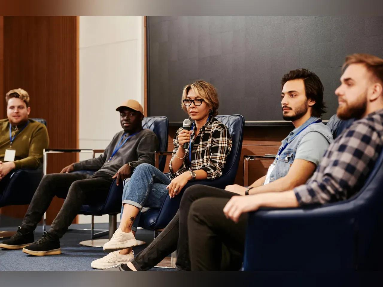 Menschen sitzen in einer Runde und sprechen