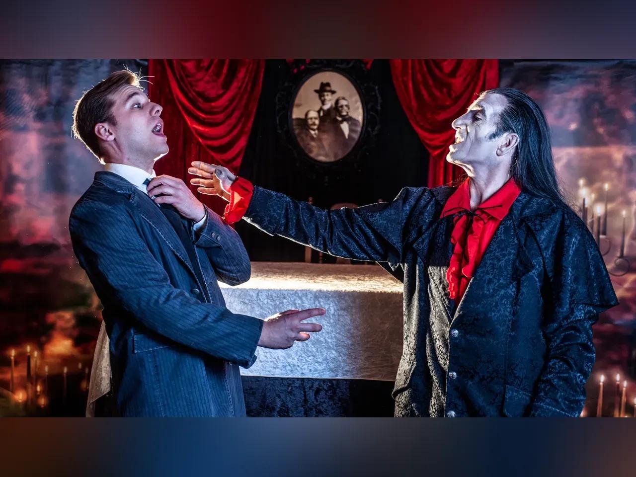 Ein Mann im Anzug und ein Mann im Vampirkostüm