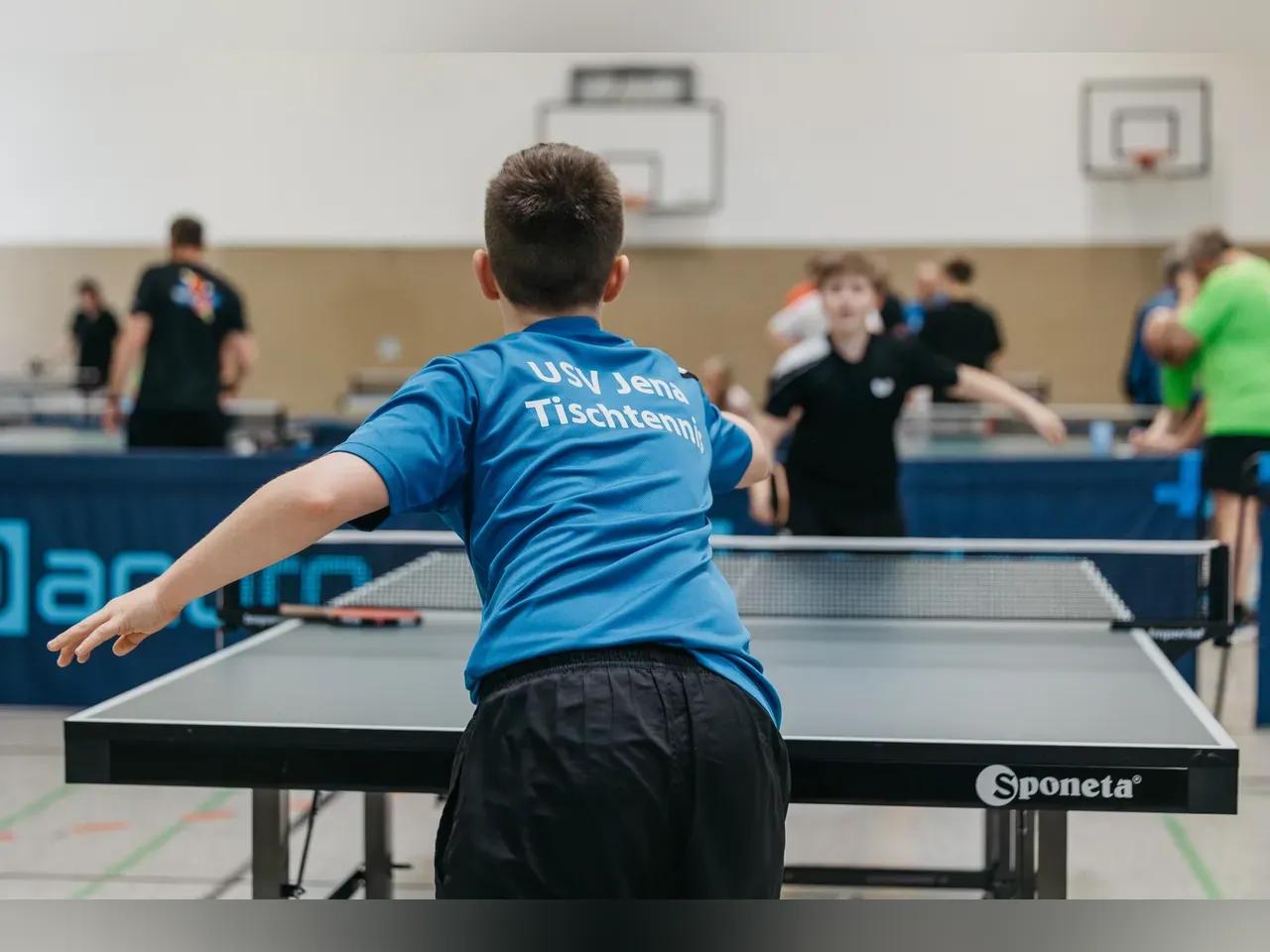 Impressionen vom Jenaer Firmencup mit Spielern an den Tischtennisplatten
