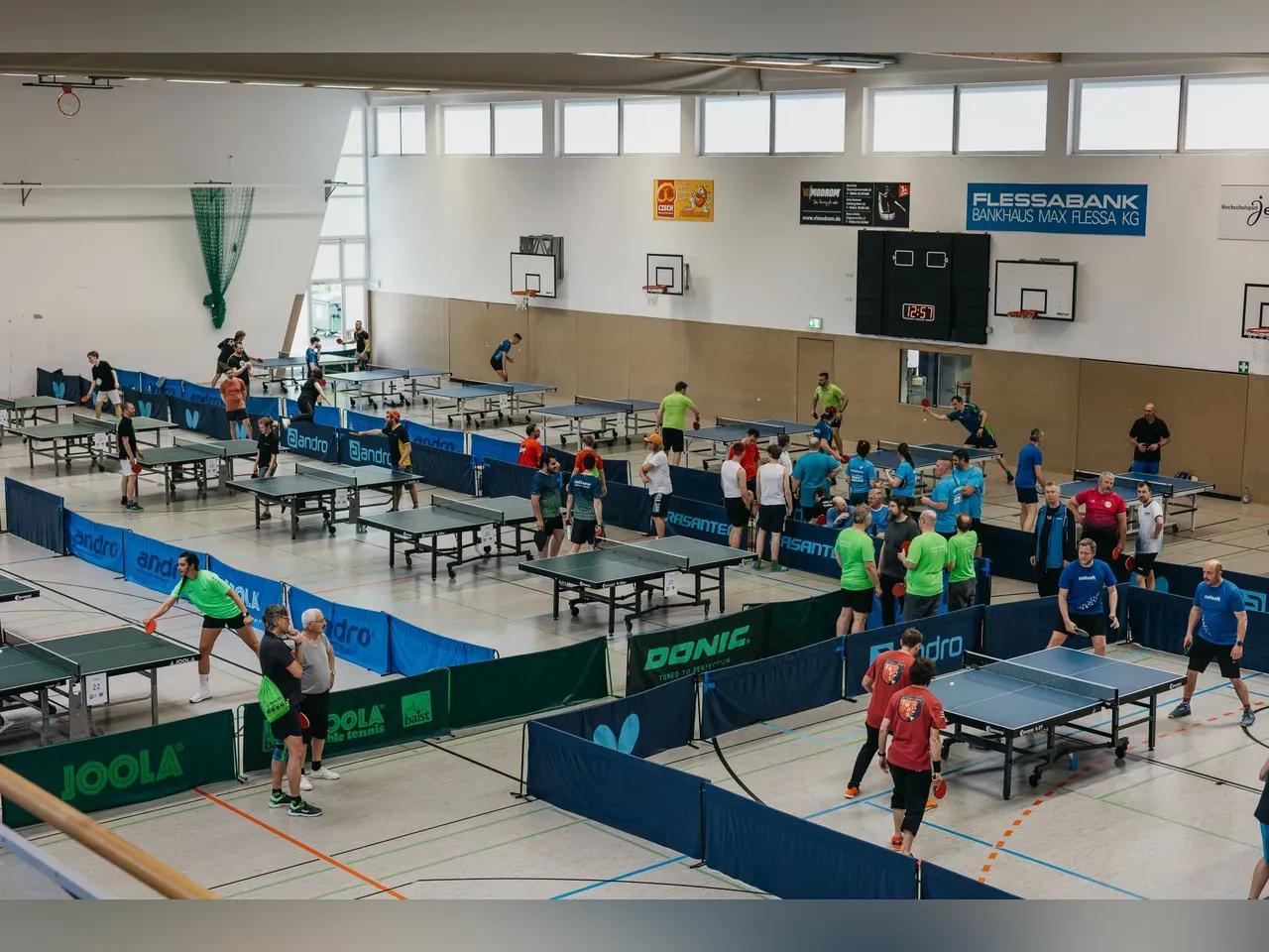 Impressionen vom Jenaer Firmencup mit Spielern an den Tischtennisplatten