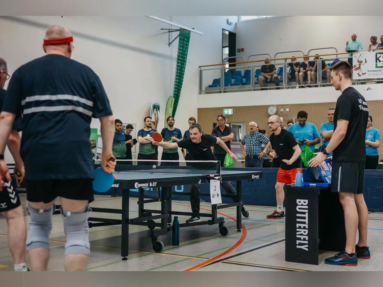 Impressionen vom Jenaer Firmencup mit Spielern an den Tischtennisplatten