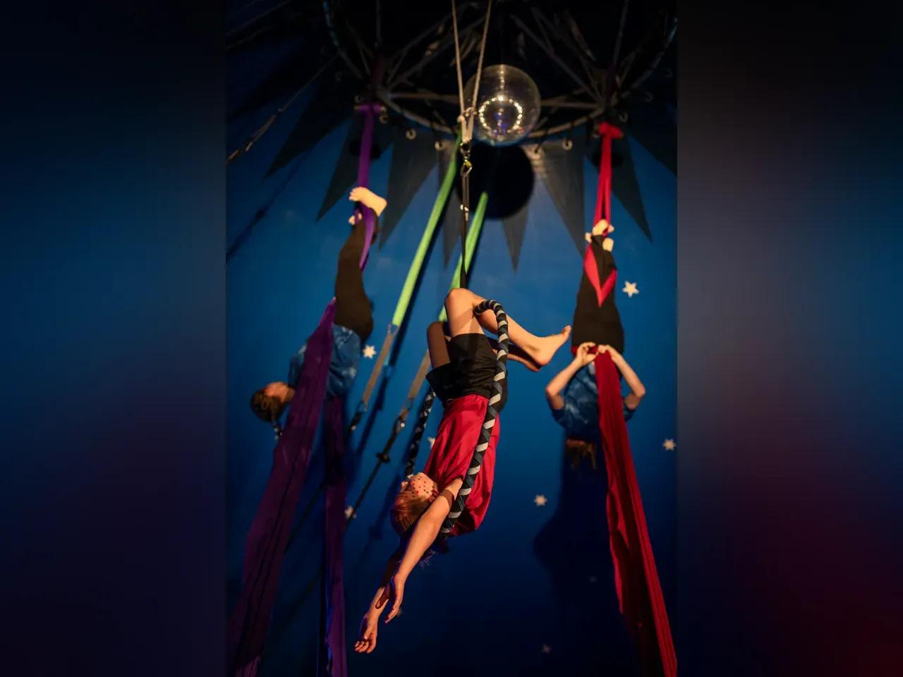 Artistische Übung Kind am Luftring