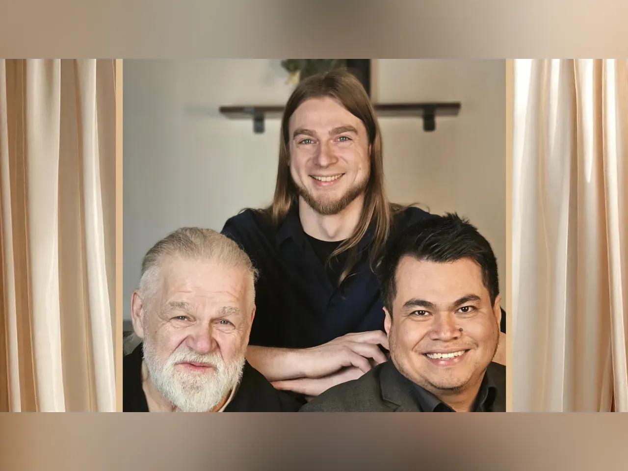 Herbert König, Daniel Cebulla und Iván Hernandez lächeln in die Kamera