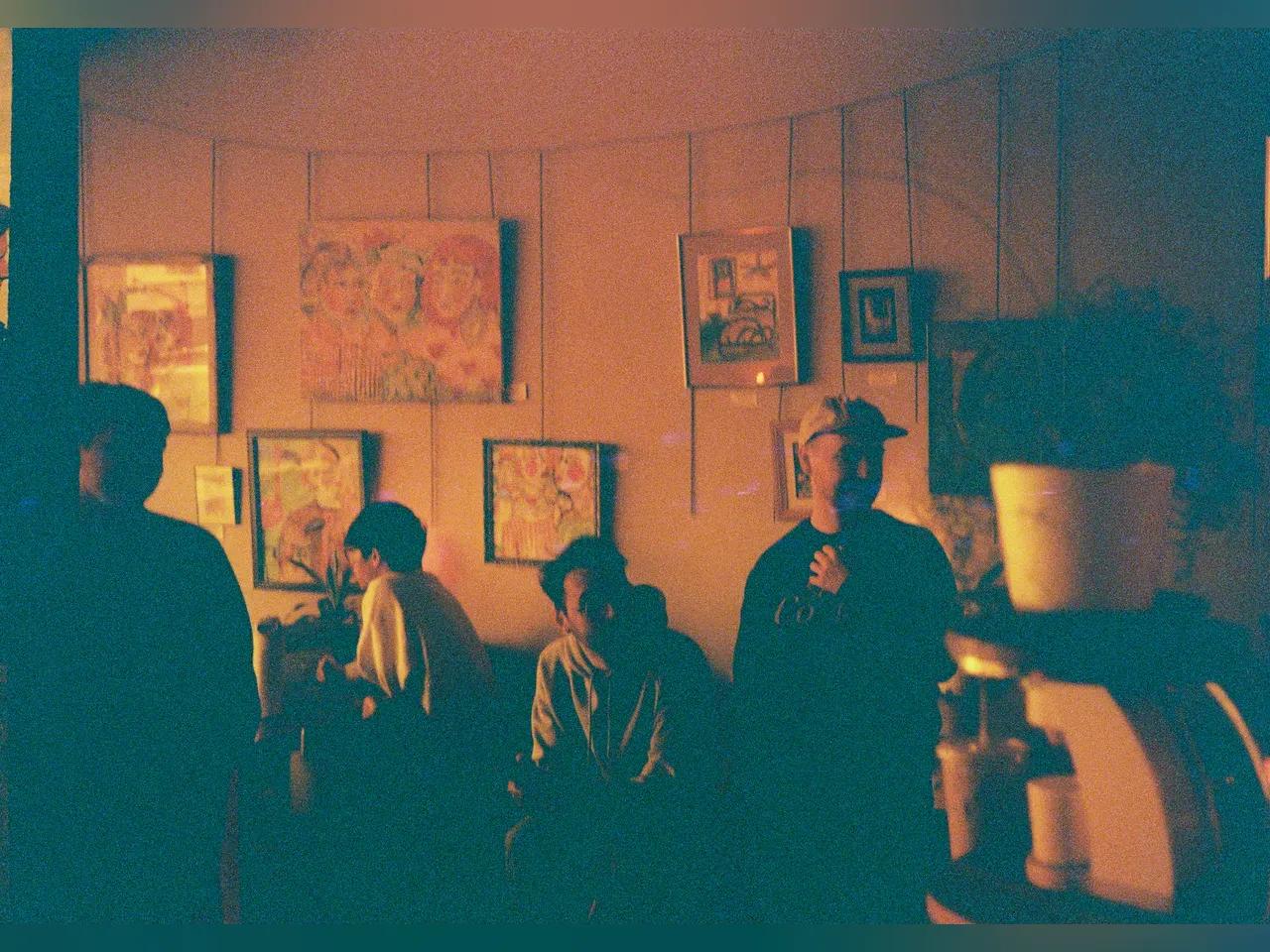 Bandmitglieder von Casey in einem schummrig beleuchteten Raum