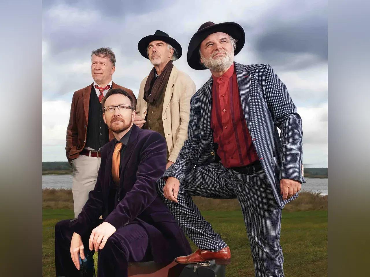 Musiker von L'art de passage auf einer Wiese