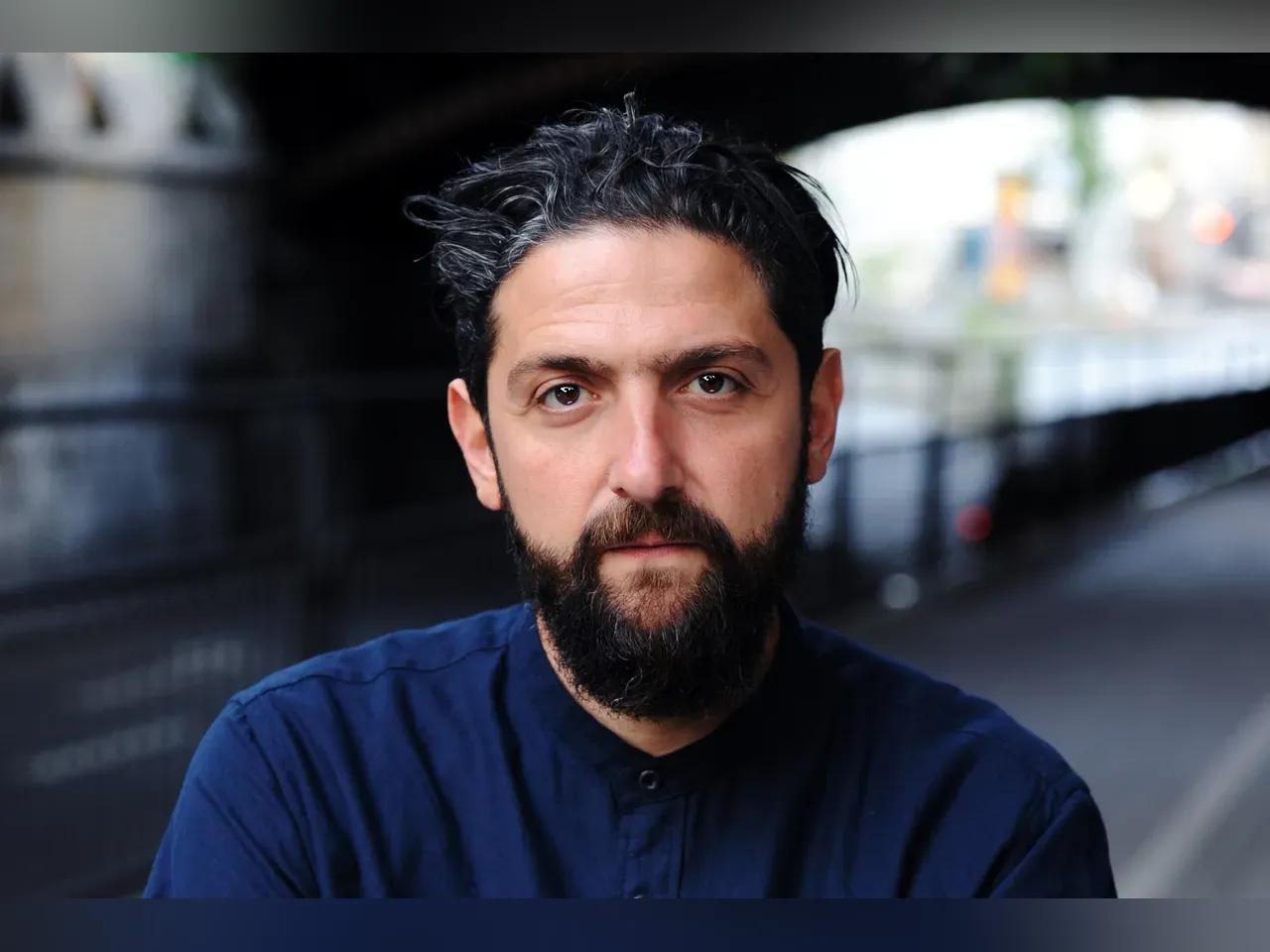 Portraitfoto von Aladin El-Mafaalani in einer urbanen Unterführung