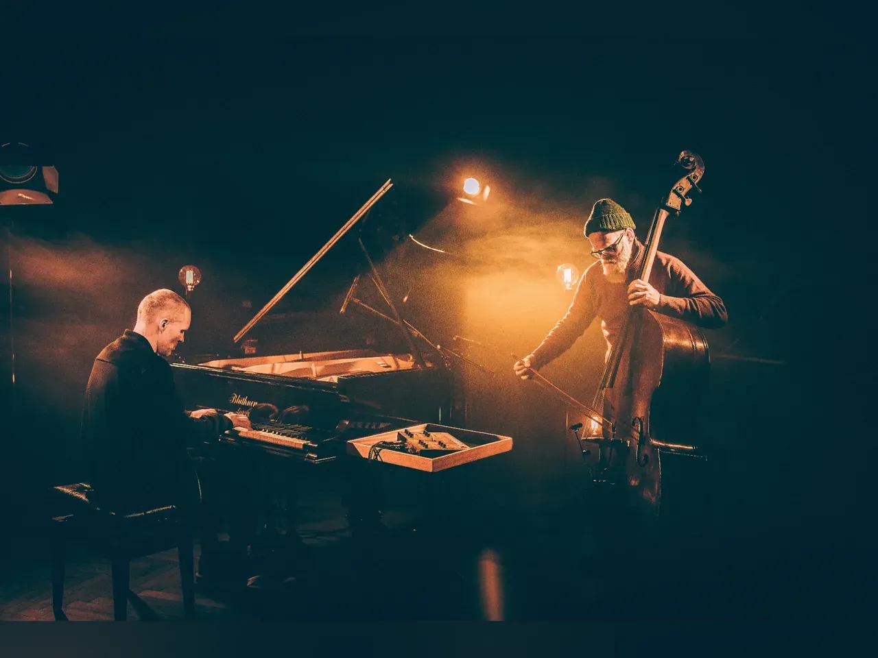 Das Duo Torkler-Bornstein spielt an Flügel und Cello