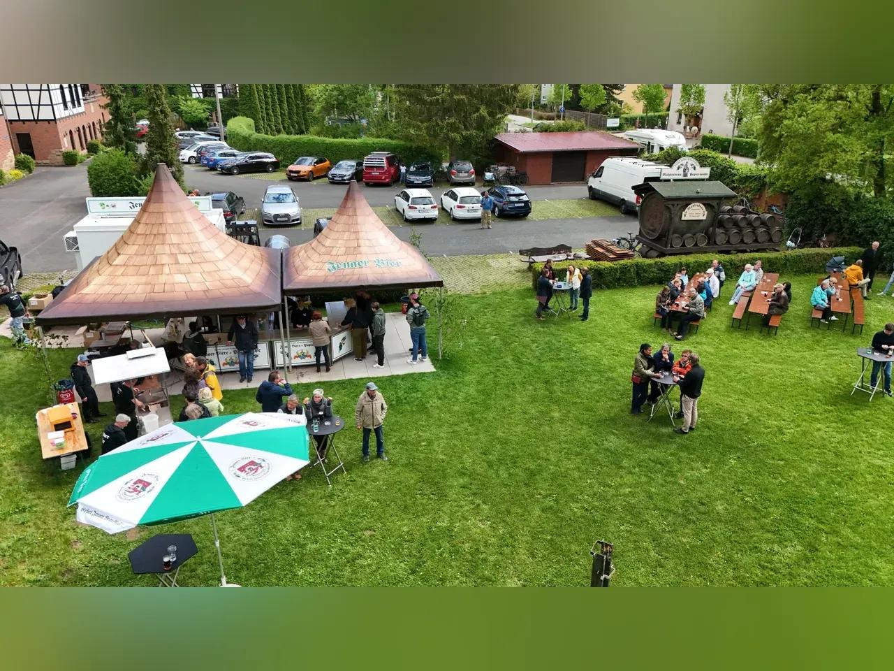 Festwiese des Brauereigasthofs Papiermühle mit Bierstand, Festbänken und Gästen