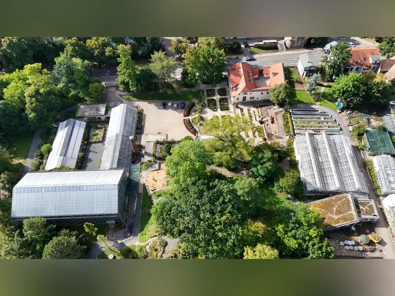 Luftaufnahme aus ca. 100 m Höhe von Teilen des Botanischen Gartens Jena