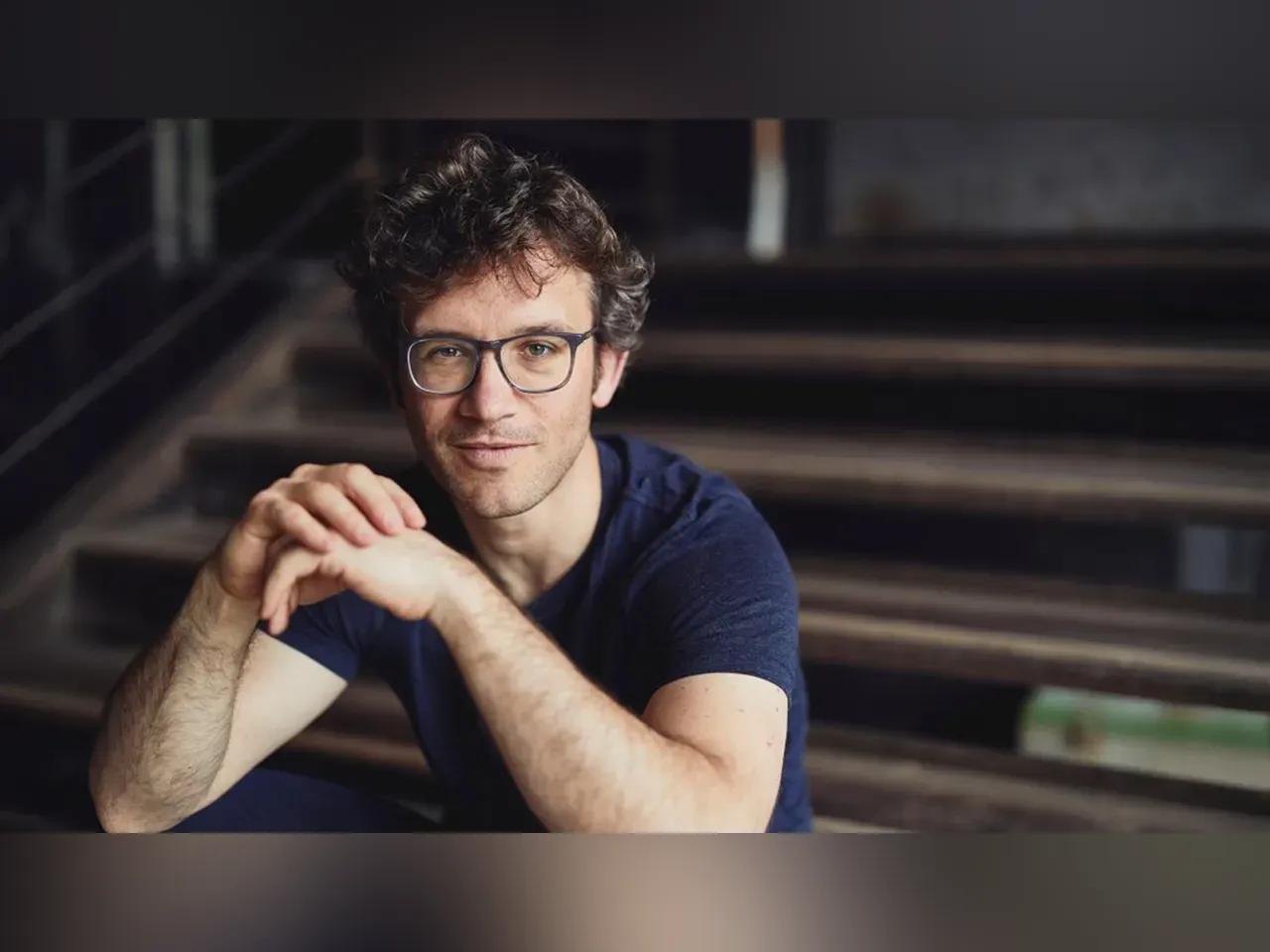 Frontalaufnahme von Dirigent Christoph Altstaedt