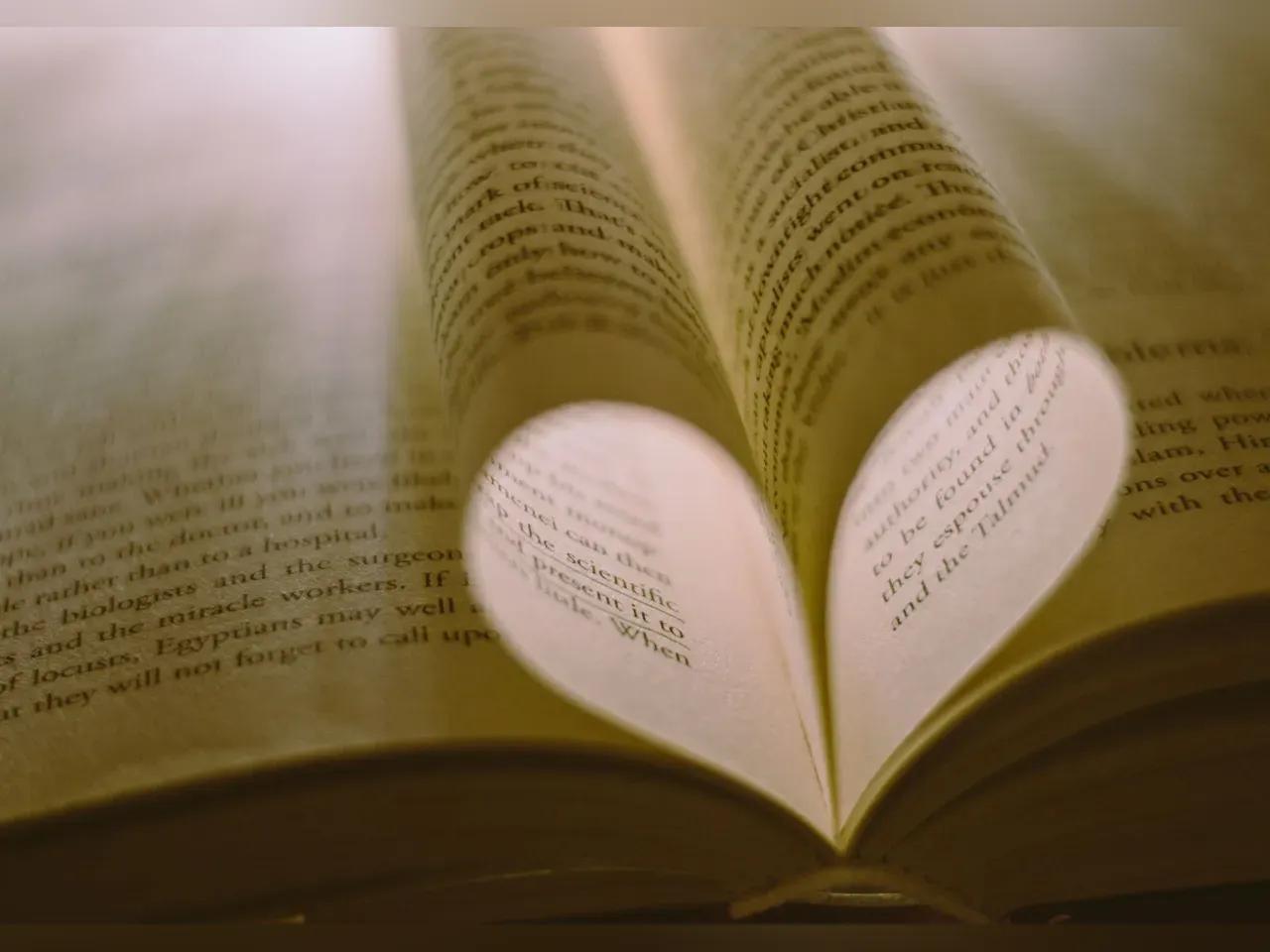 Ein aufgeschlagenes Buch mit dessen Seiten ein Herz geformt wurde