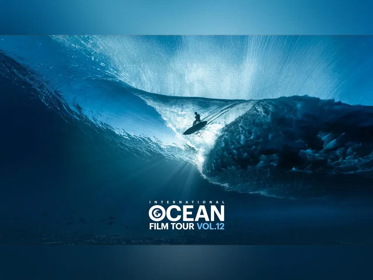 Ein Surfer beim Wellenreiten aus dem Meer heraus nach oben fotografiert