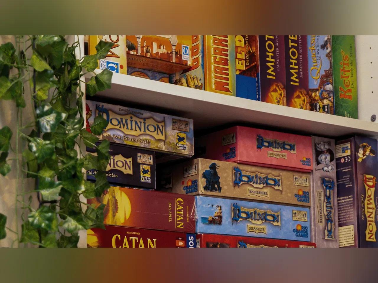 Blick auf ein regal voller Brettspiele
