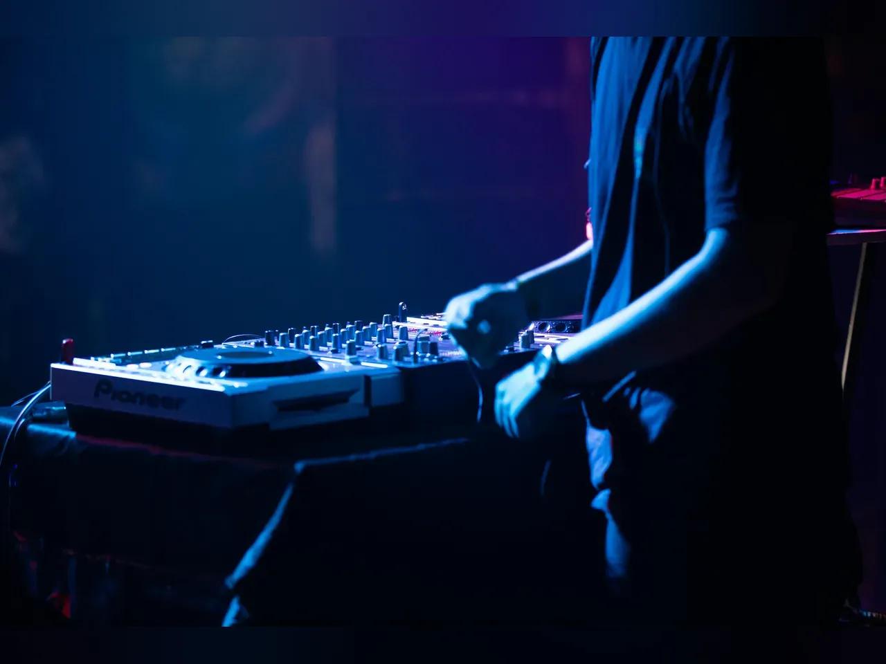 DJ an einem DJ-Pult