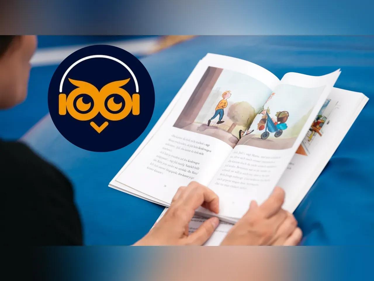 Hände halten ein aufgeschlagenes Bilderbuch