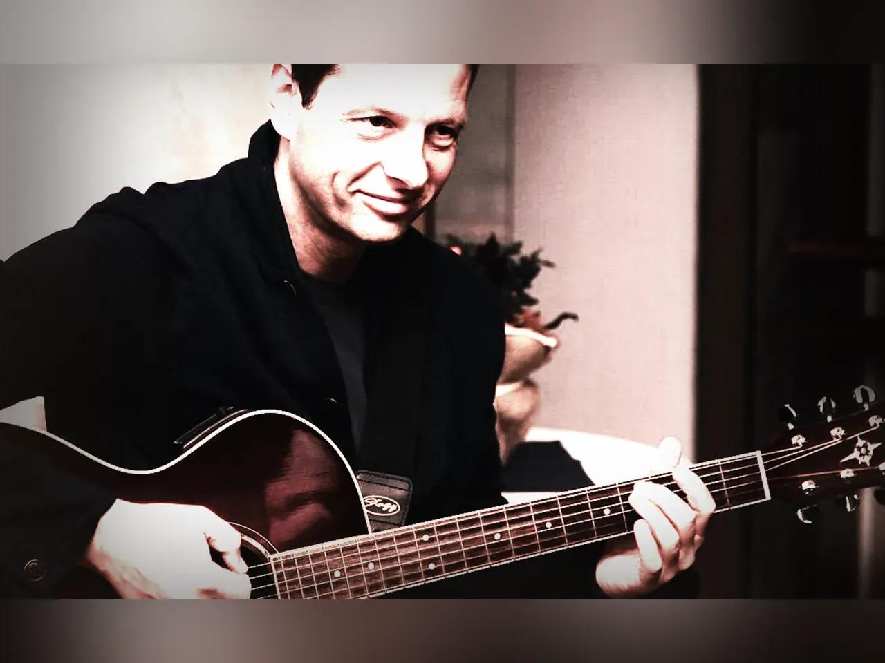 Singer-Songwriter Carsten Morgenroth mit Gitarre