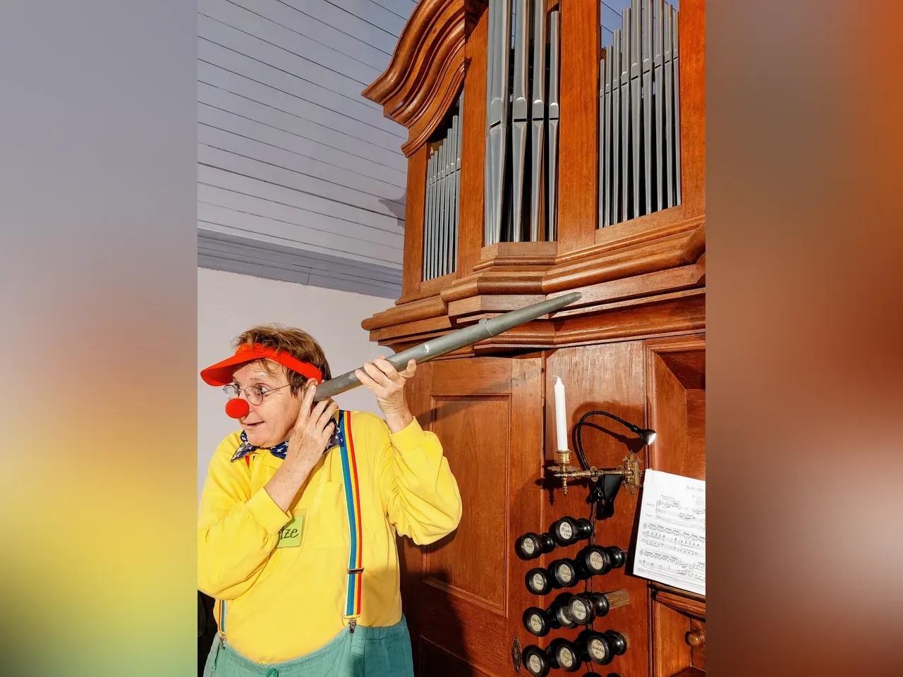 Clown Fietze vor einer Orgel