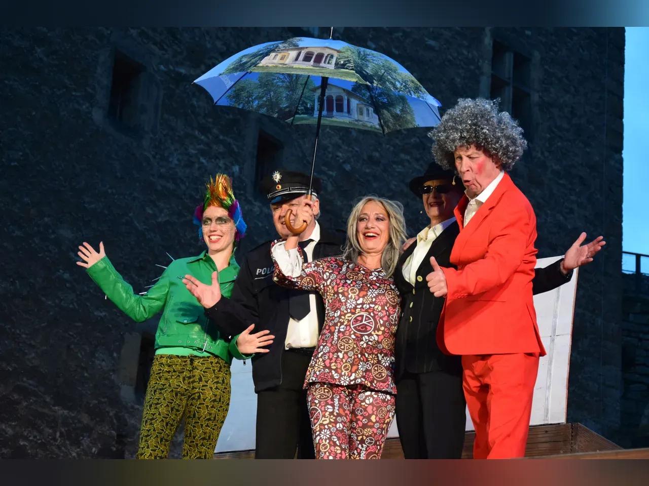 Schauspieler:innen in Kostümen auf der Bühne