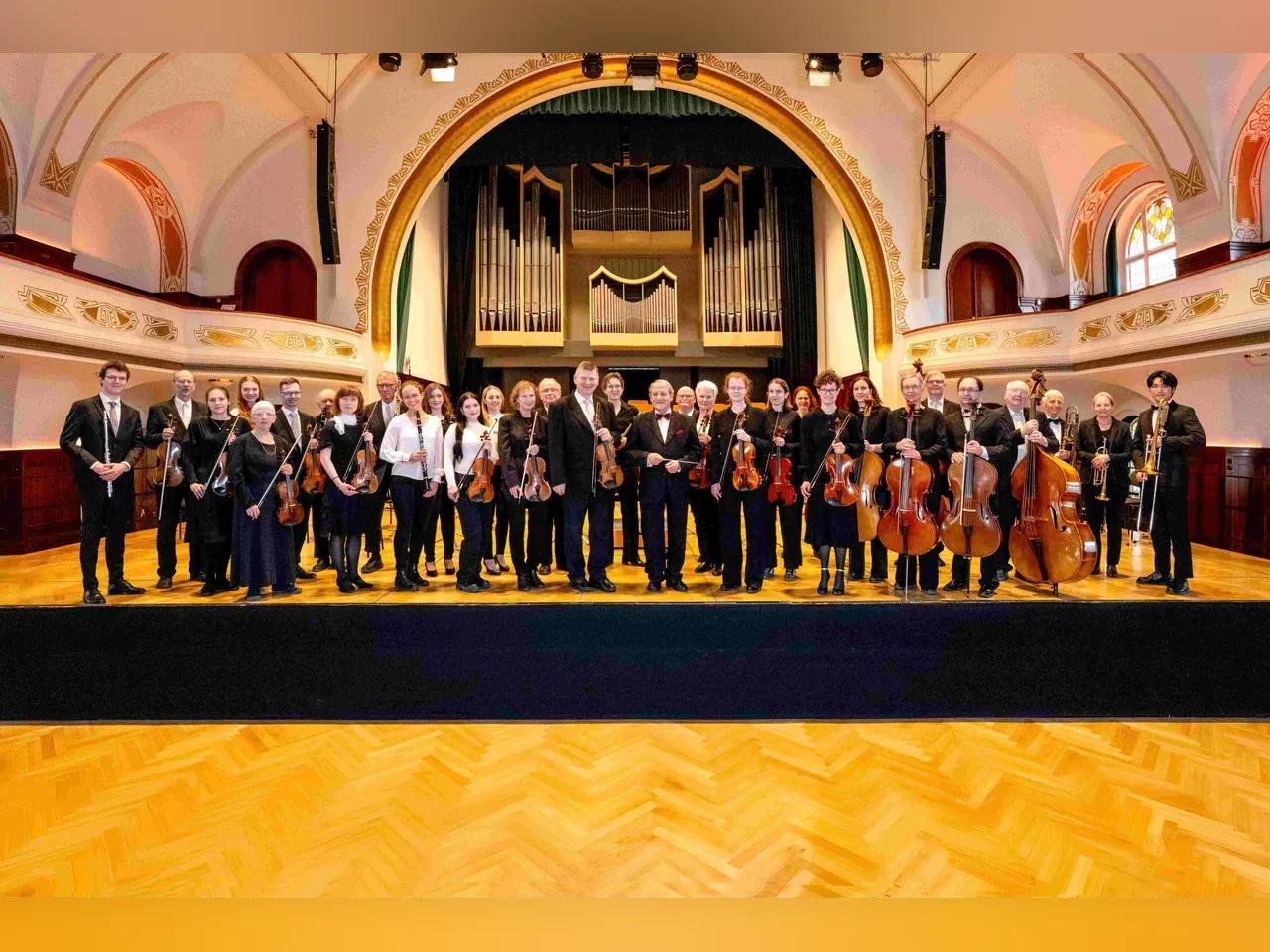 Gruppenfoto des Sinfonieorchesters Carl Zeiss e. V. im Volkshaus Jena