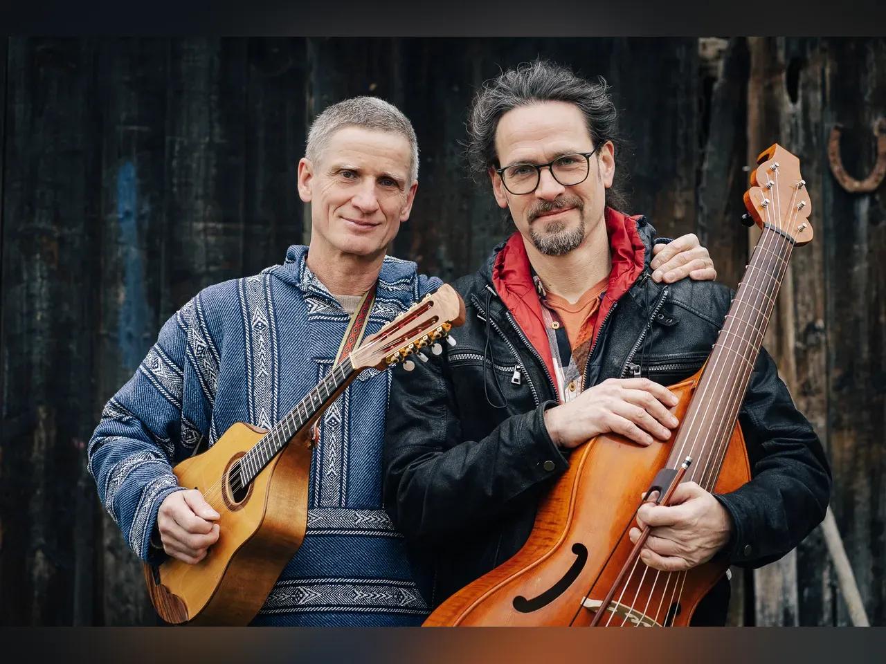 Die zwei Musiker von Traute mit ihren Instrumenten