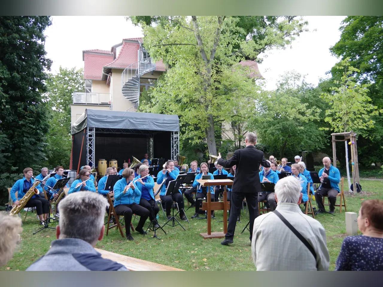 Konzert mit dem Blasorchester Schott Jena unter freiem Himmel