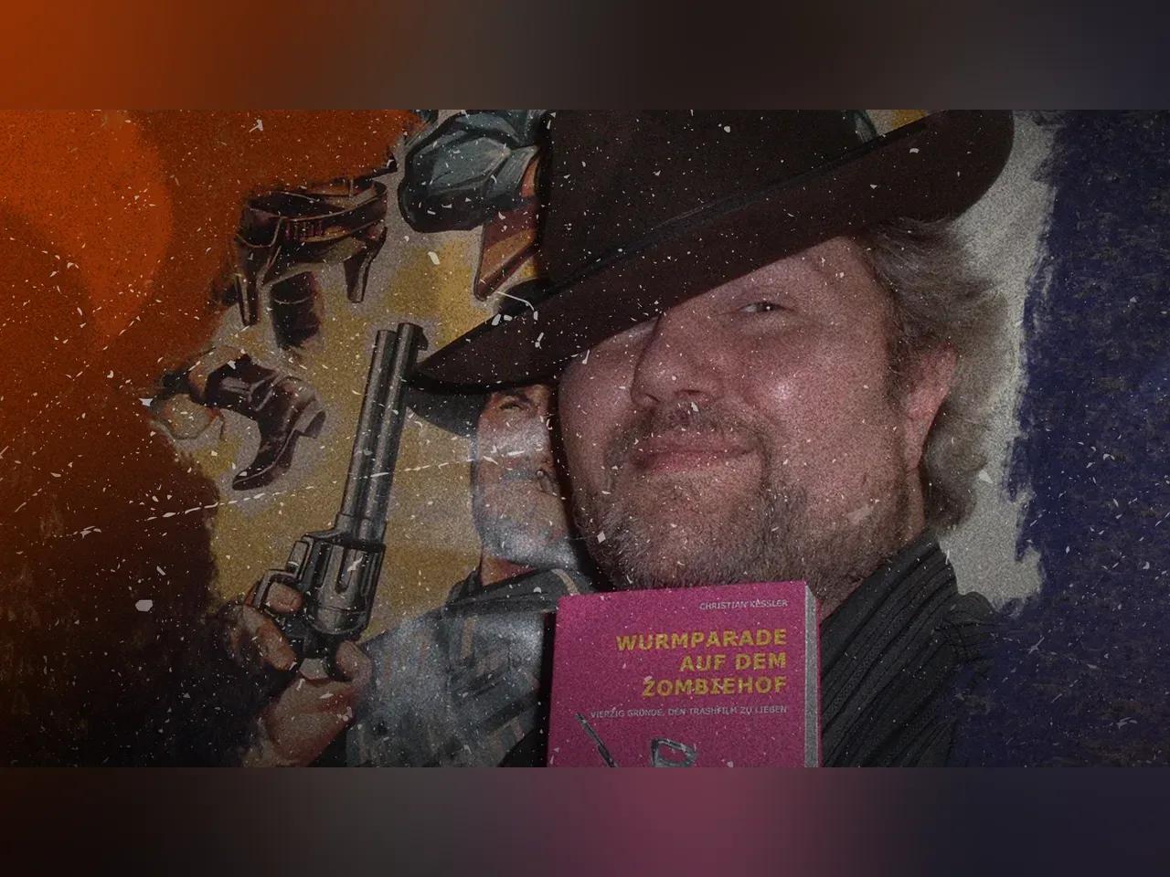 Christian Keßler mit einem Buch