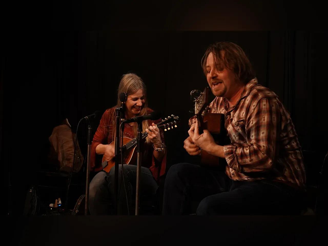Marijke & Michiel Wiesenekker auf der Bühne spielen Gitarre und Mandoline und singen