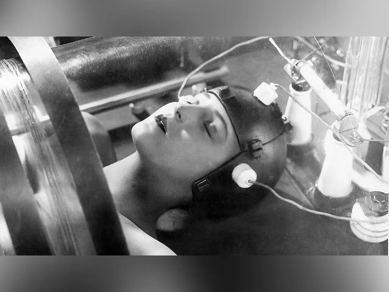 Auschnitt aus dem Film Metropolis mit einem Kopf und einer Maschine