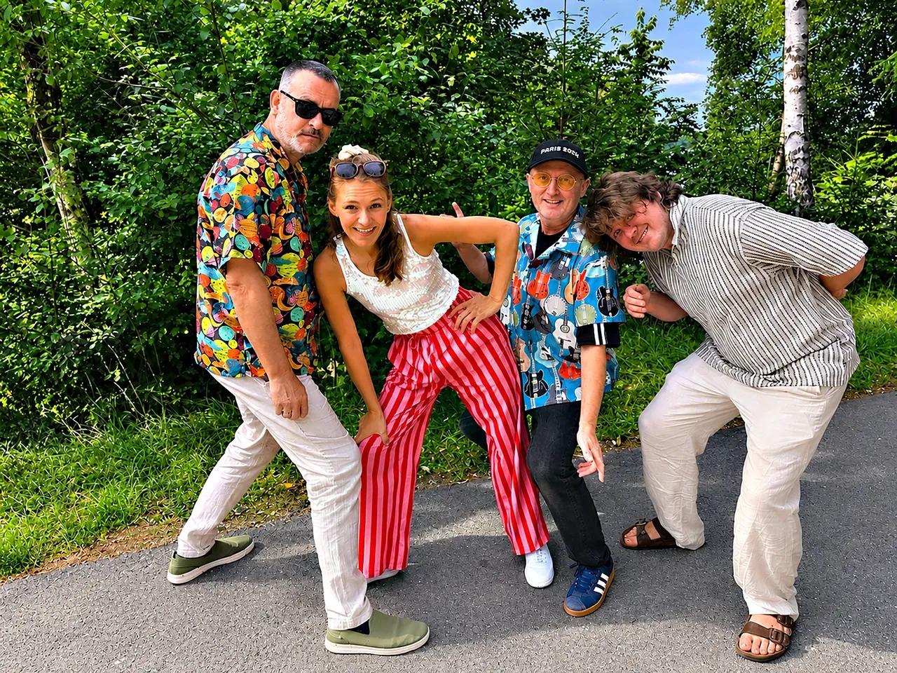 Bandmitglieder von Funkfood in bunten Sachen posieren