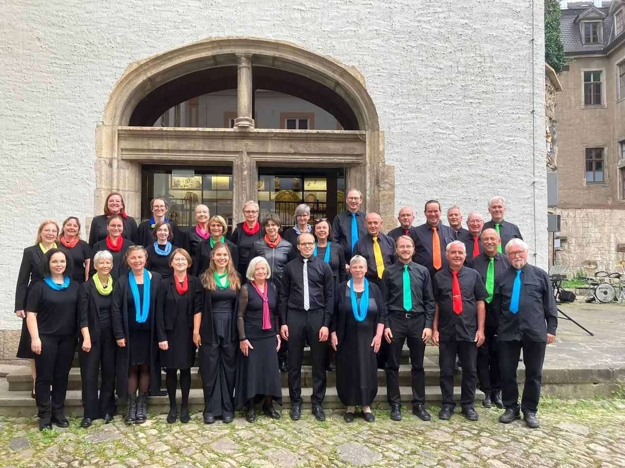 Mitglieder der Jena Jubilee Singers mit bunten Schals und Krawatten