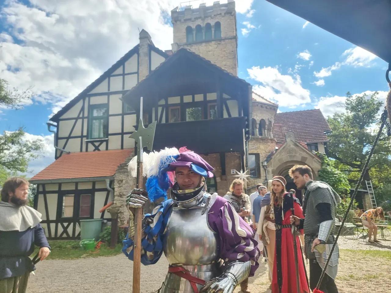 Mittelalterlich kostümierte Personen vor der Binderburg