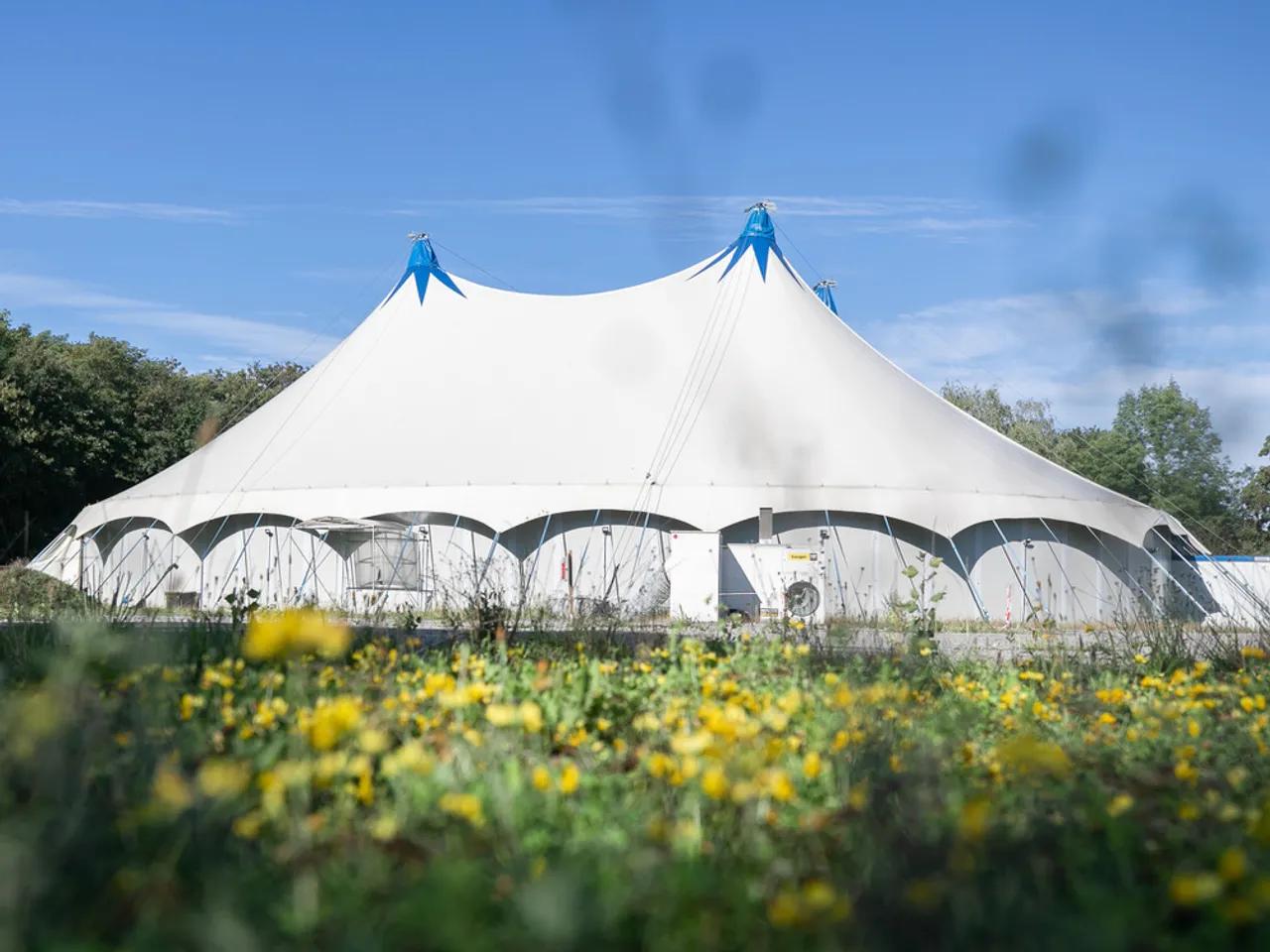 Das Theaterzelt im Aussenbereich