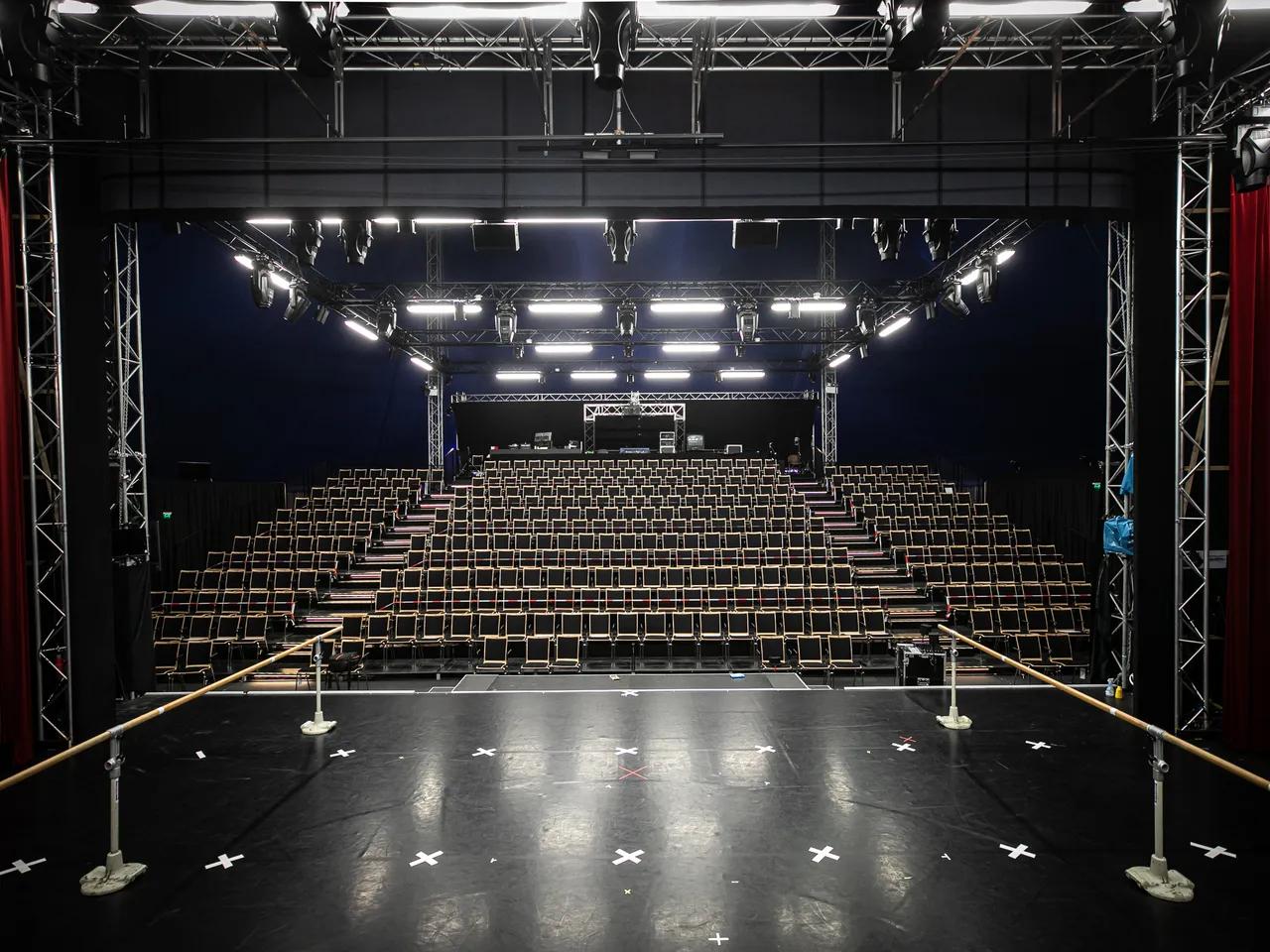 Theaterzelt Altenburg innen